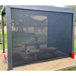 Pergola Bioclimatique Aluminium Anthracite 7,20m² Toit Avec Lames Ovales Aluminium + 2 Rideaux Gris Pour Les Côtés – HABRITA -Jardin Extérieur pergola bioclimatique aluminium anthracite 720m toit avec lames ovales aluminium 2 rideaux gris pour les cotes habrita 5